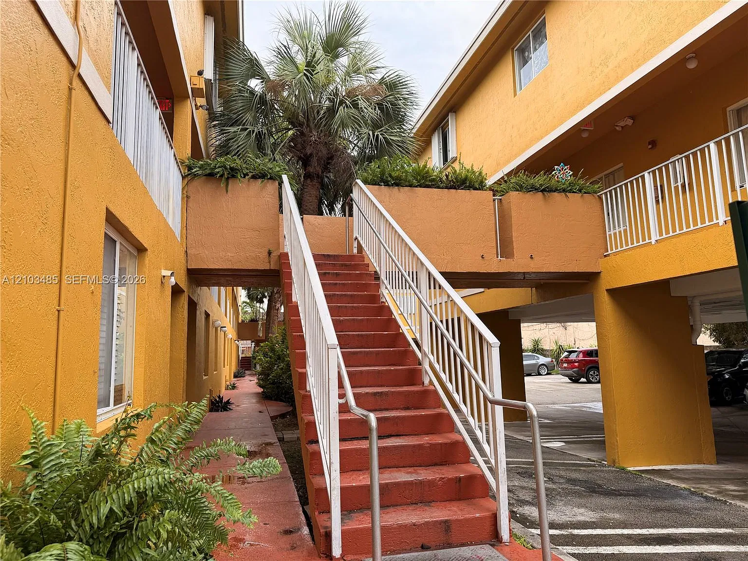 Las Terrazas Condo — Photo 2