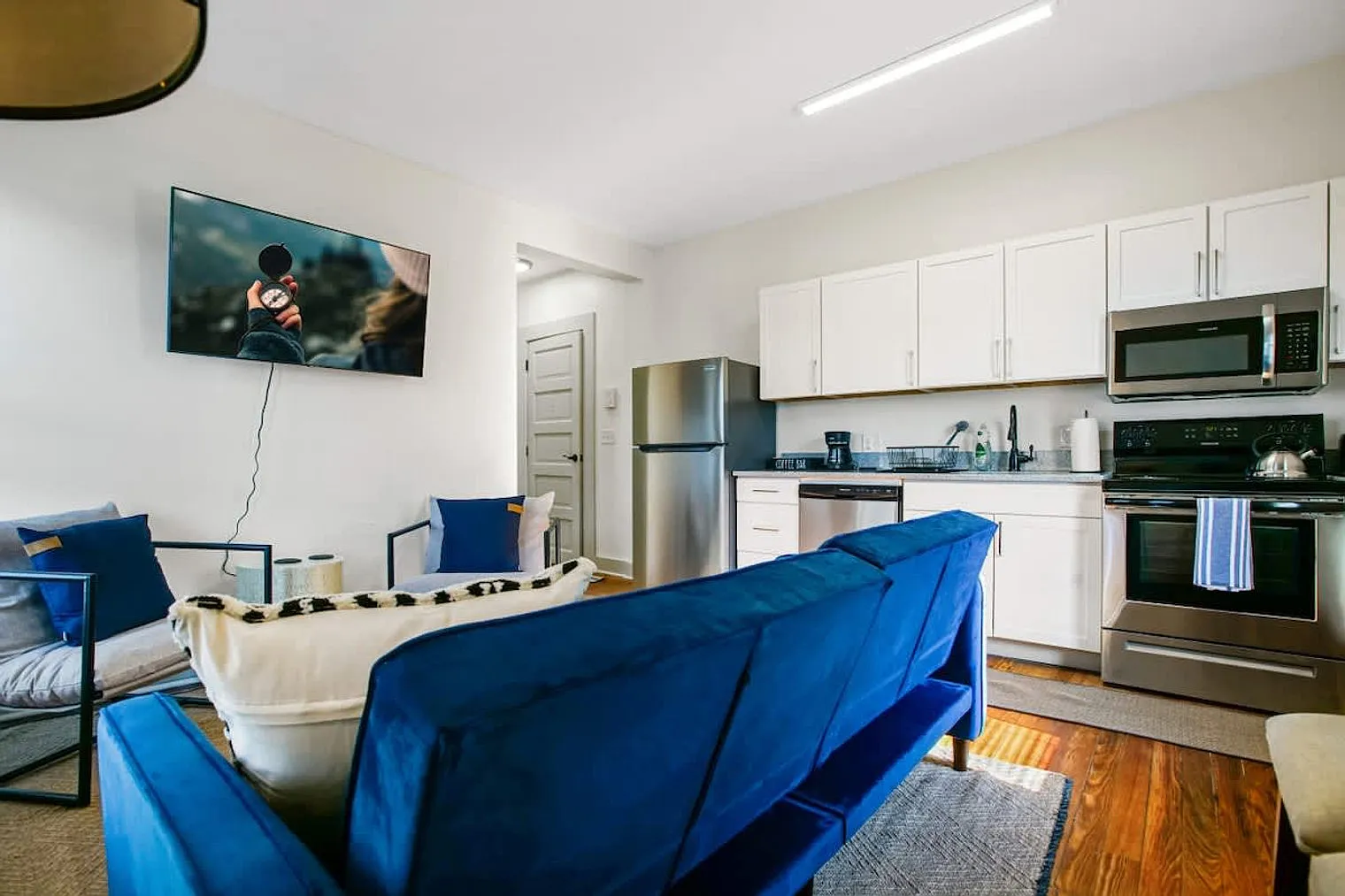 1 bed, 1.0 bath, 699 sqft, $1,752 — Photo 2