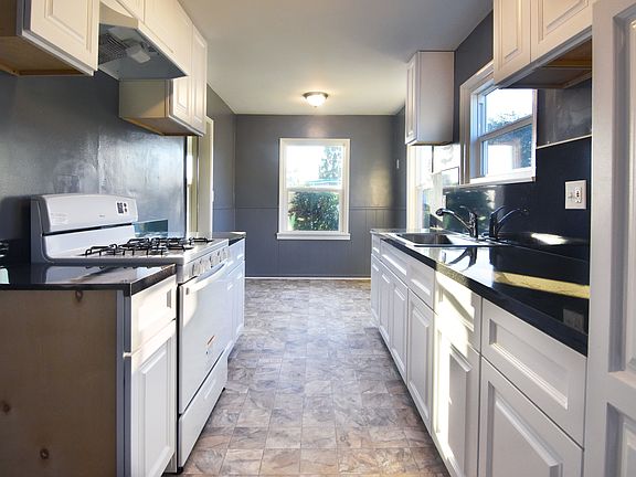 Kitchen & Dining Area