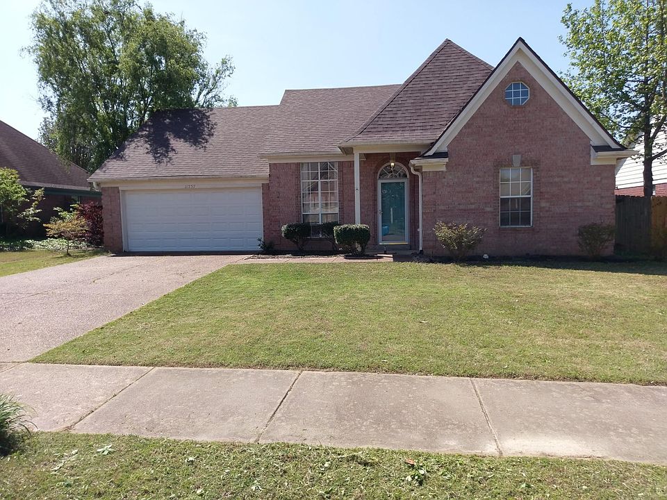 All brick home with double garage. Wonderful neighborhood; walking distance from Arlington Sports Complex and Arlington Middle School.