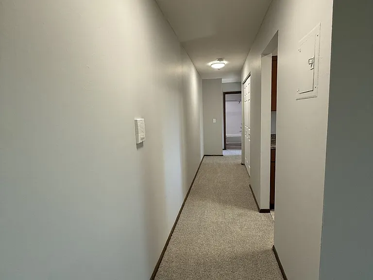 Evergreen East Apartments — Photo 9