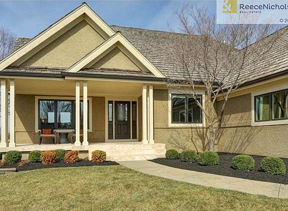 Inviting front entry!