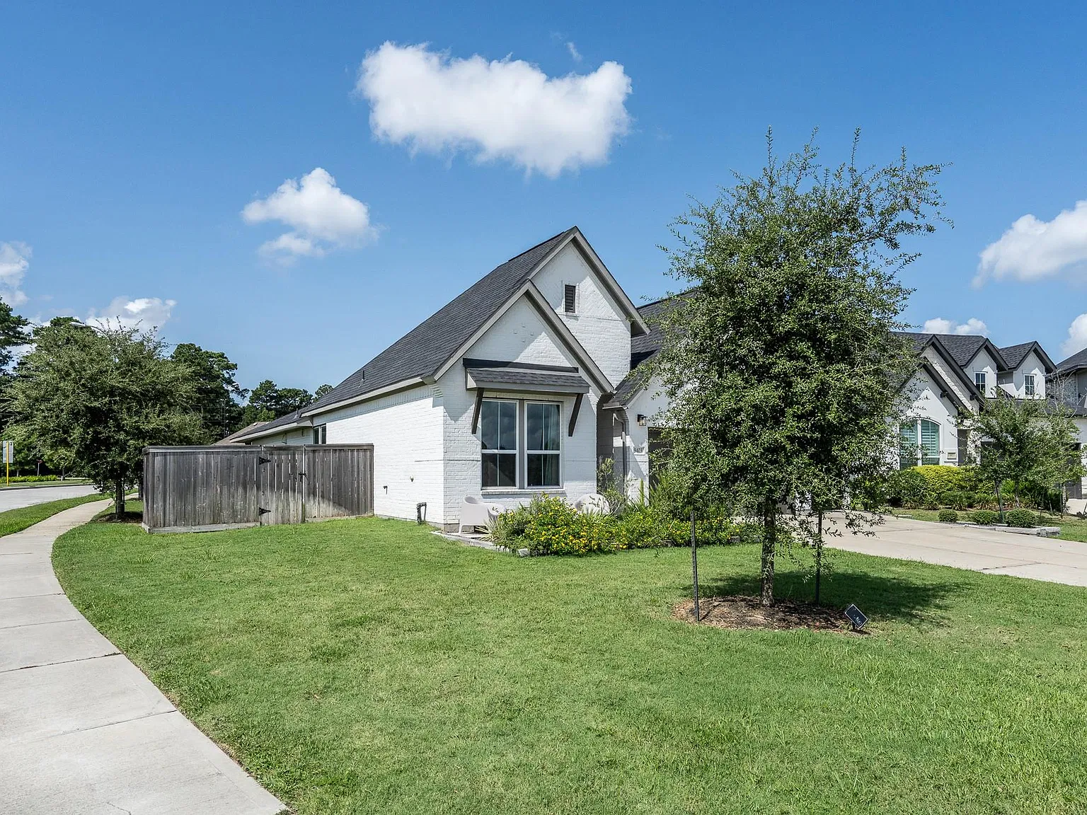 3 bed, 3.0 bath, 2031 sqft, $2,850 — Photo 3
