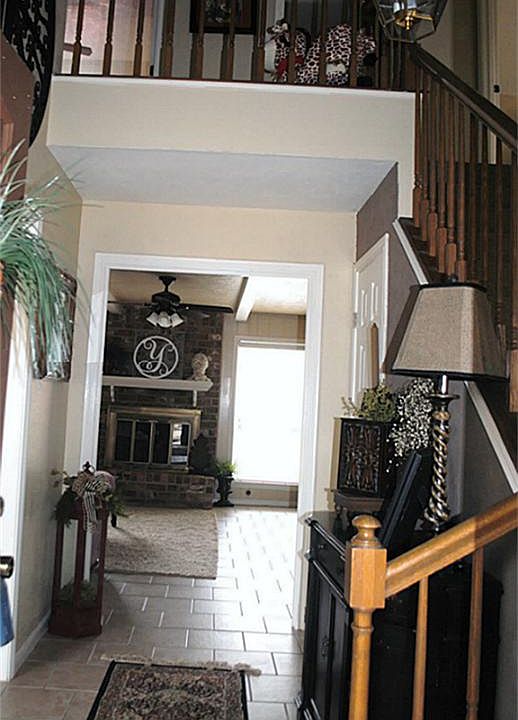 WOW!  Dramatic two story entry welcomes your guests with grandeur!