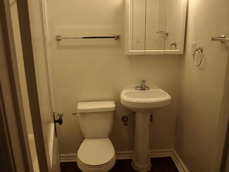 BATHROOM WITH SHOWER/TUB