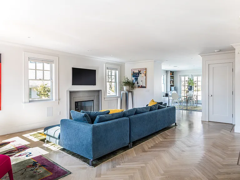 71 Franklin Ave — Photo 3