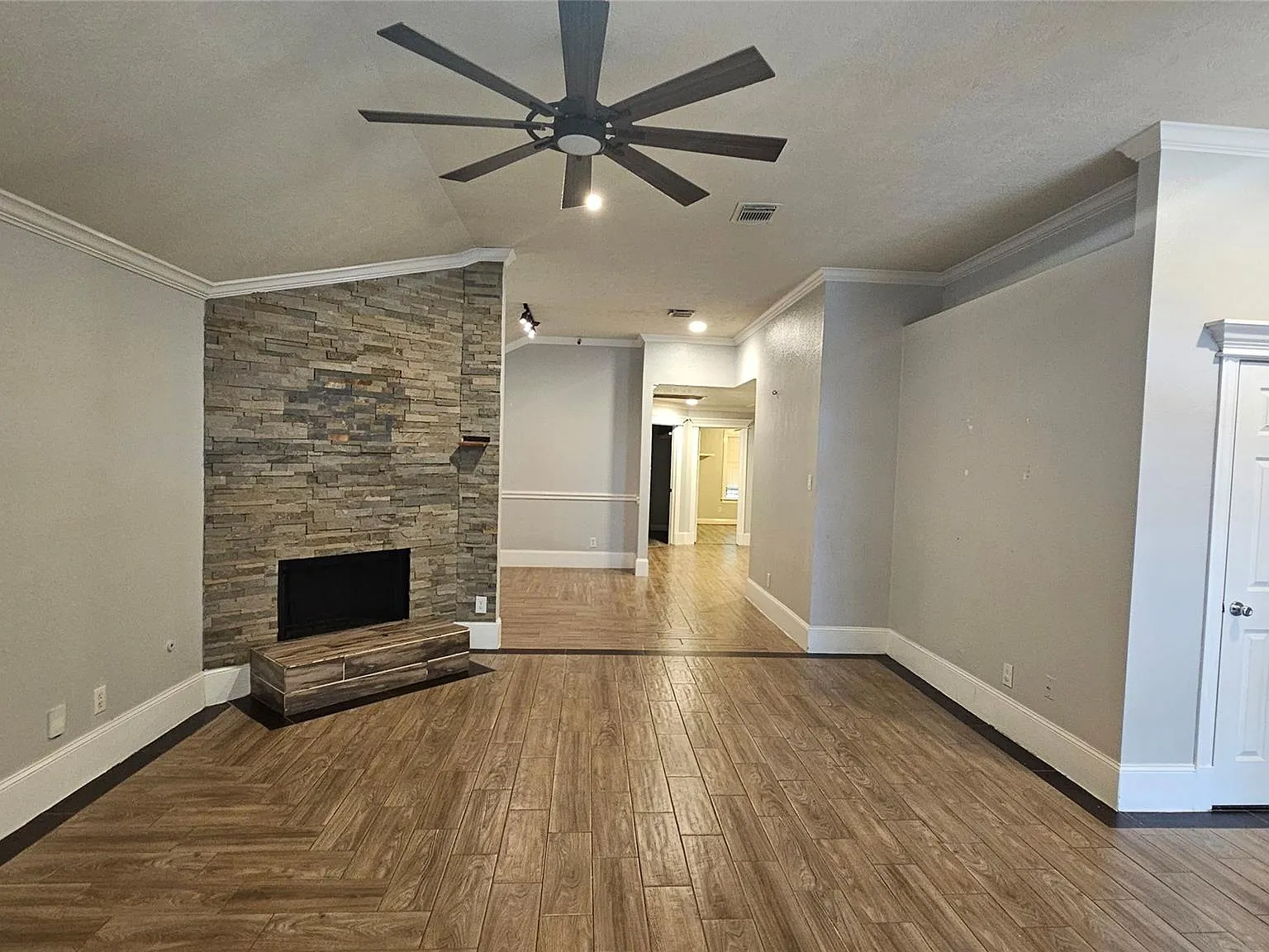 3 bed, 2.0 bath, 1662 sqft, $1,850 — Photo 3
