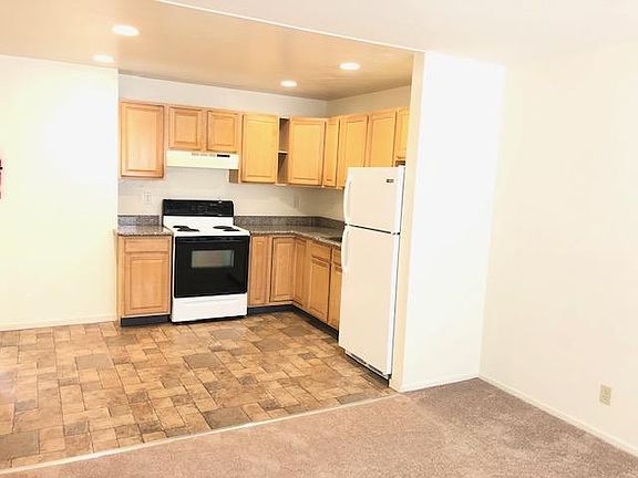 3rd image of 631 Sylvan St APT 4