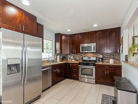 4th image of 610 Bryn Mawr Ave