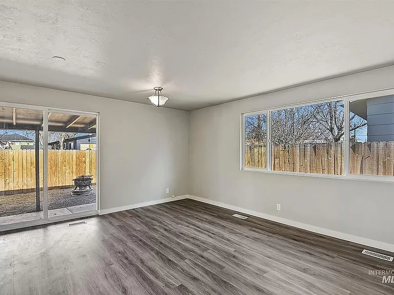 230 W Camellia Ave — Photo 10