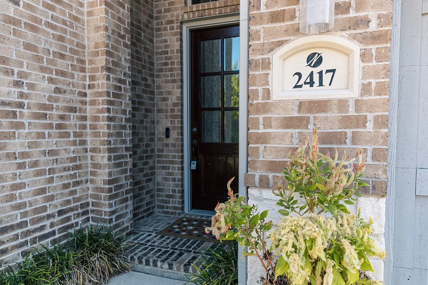 4 bed, 4000 sqft, $4,700 — Photo 2