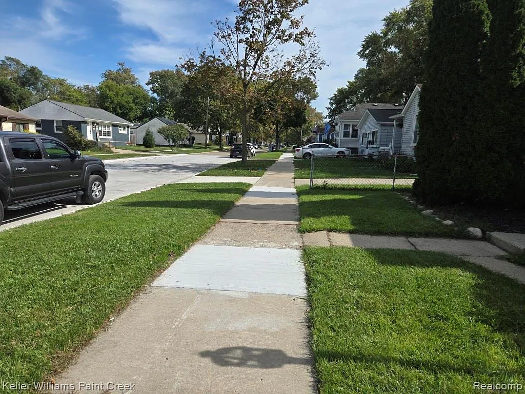 2 bed, 1.0 bath, 738 sqft, $1,425 — Photo 2