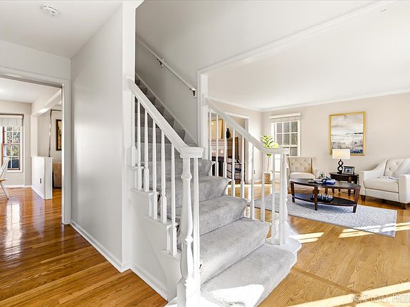 3rd image of 549 Bloomfield Cir
