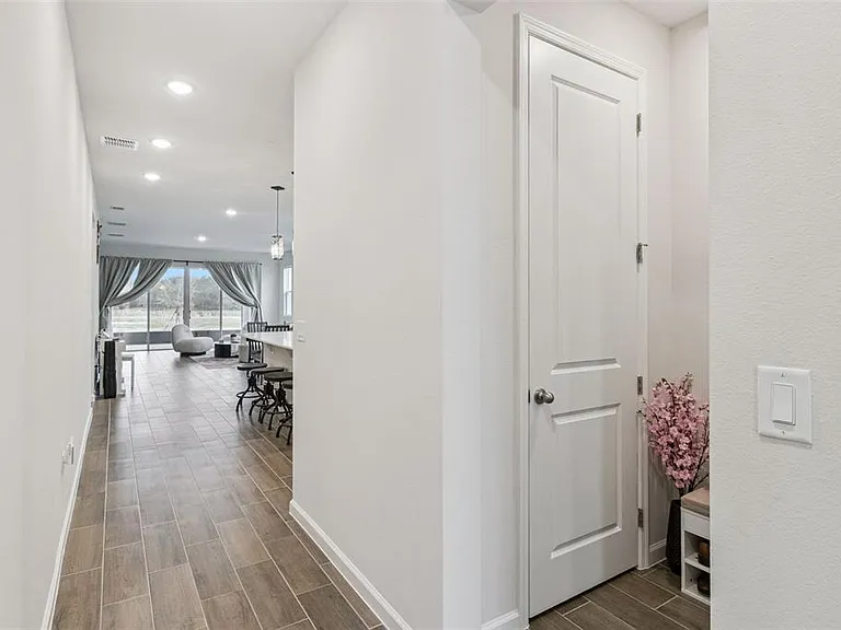 654 Heritage Square Dr — Photo 4