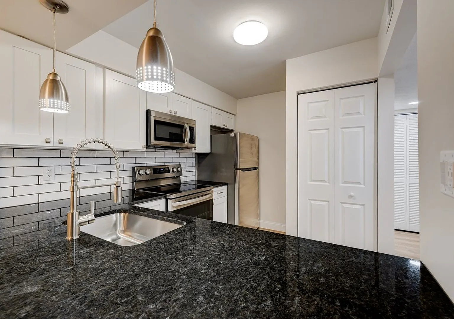 Granite Countertops Evansville, Indiana 1 Bed 1 Bath $1,125.00/mo — Photo 1