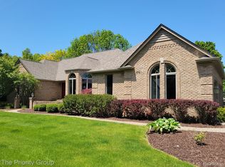 661 Pine Crest Ct, Leonard, MI 48367