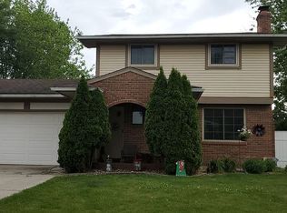 28177 Red Cedar Ct, Brownstown, MI 48183