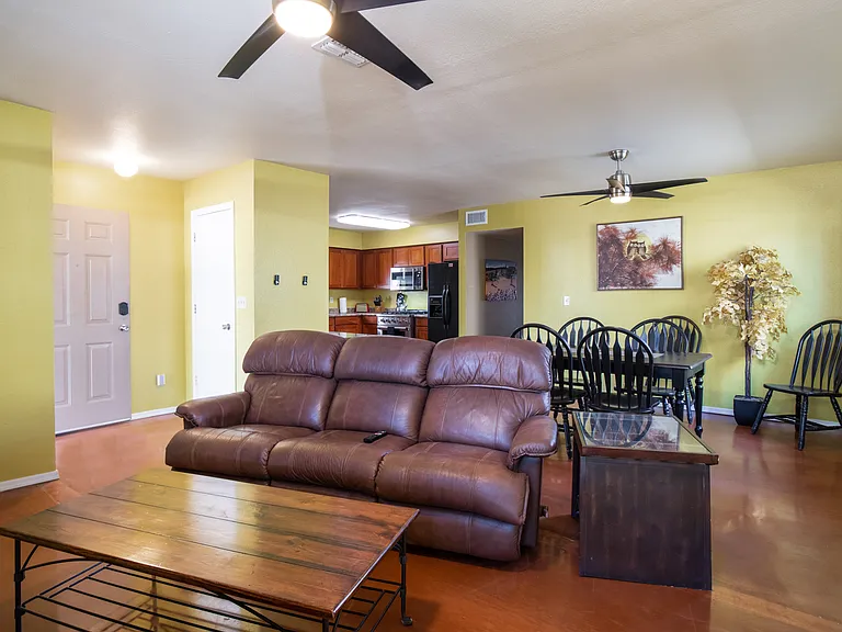 1327 E Pierce St — Photo 11