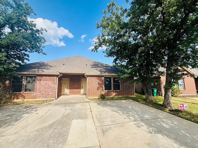 1204 Mulkey Ln — Photo 1