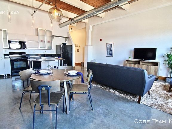 4th image of 382 W 22nd St #711