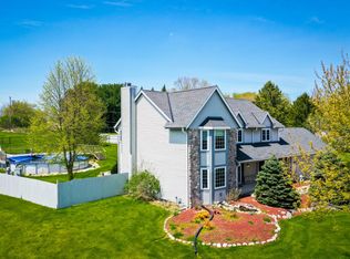 W276S9075 Hidden Lakes Dr, Mukwonago, WI 53149