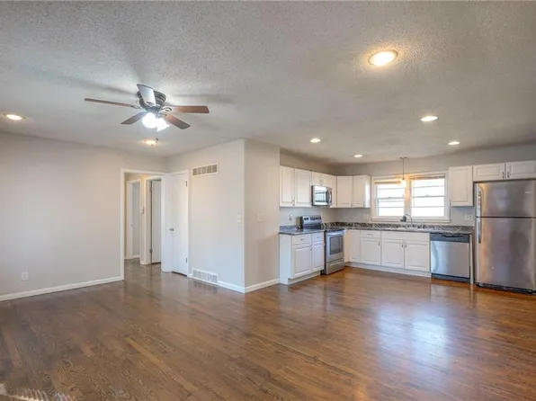 12710 10th St, Grandview, MO 64030