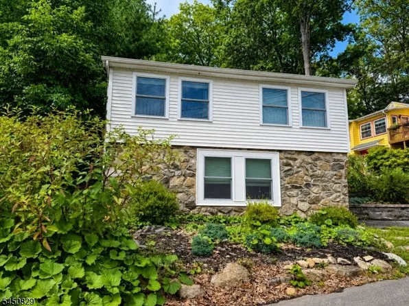 1 Hickory Trl, Byram Township, NJ 07821