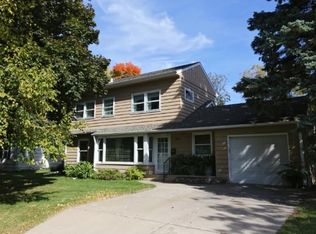 2206 Haddington Rd, Roseville, MN 55113