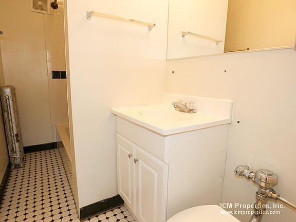 5th image of 3912 N Paulina St #3W