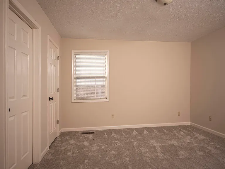 105 Oakmont Ln — Photo 8