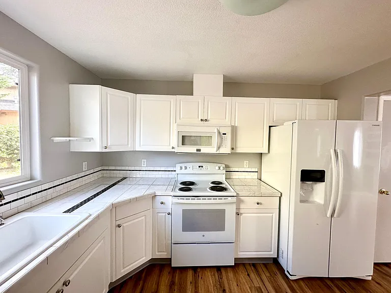 561 NW Mitchell Ct — Photo 8