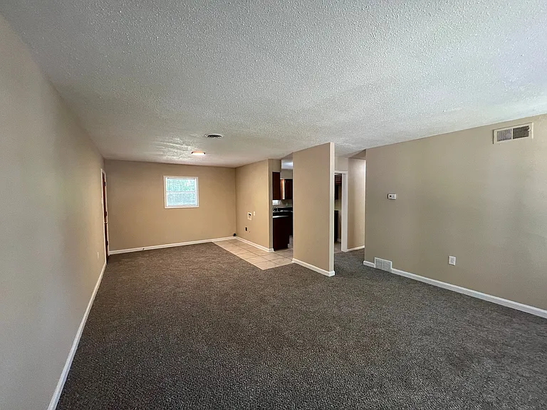 724 Blackstone Ln — Photo 3