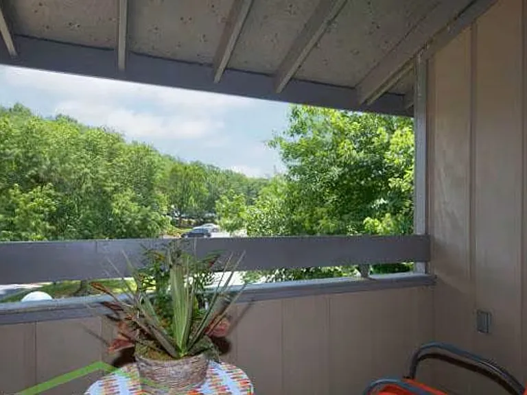 The Oaks Apartments — Photo 19