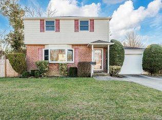 8 Hastings Dr, Merrick, NY 11566