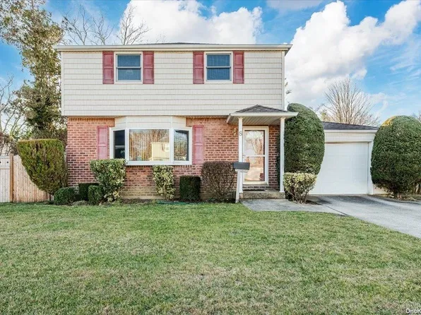 8 Hastings Drive, Merrick, NY 11566