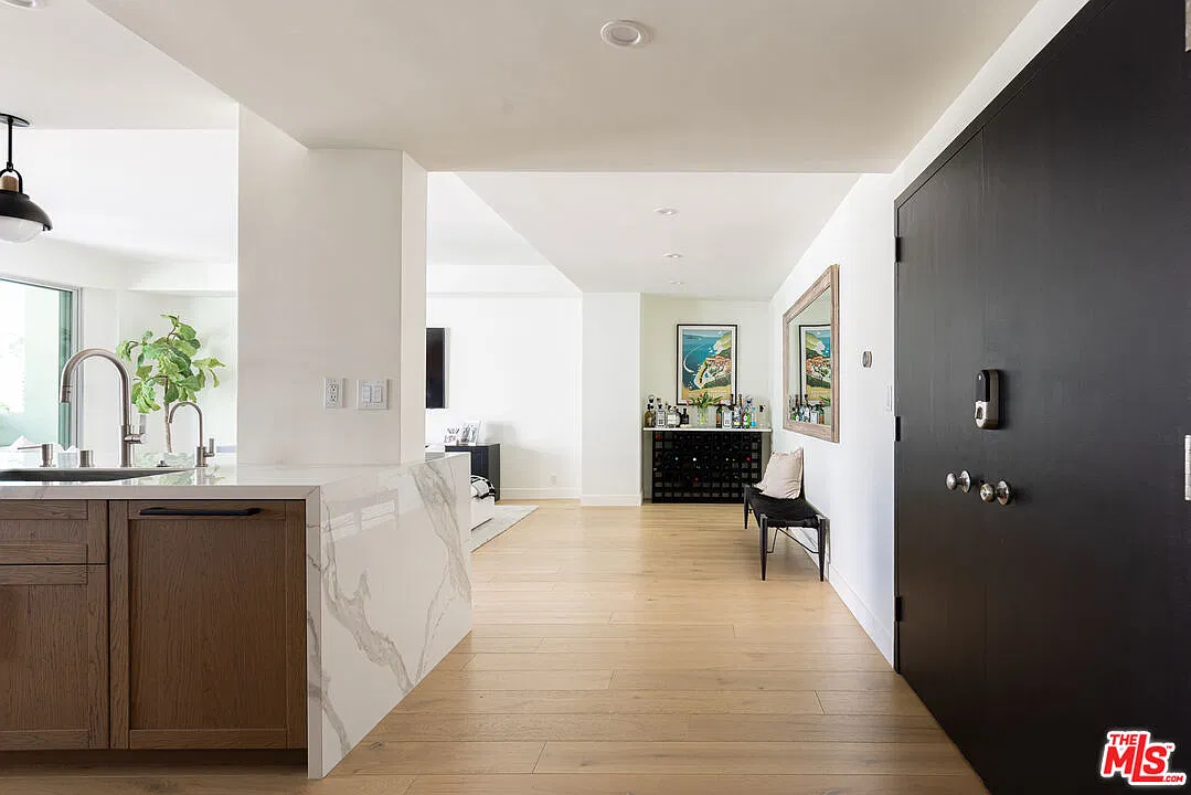 818 N Doheny Dr — Photo 2