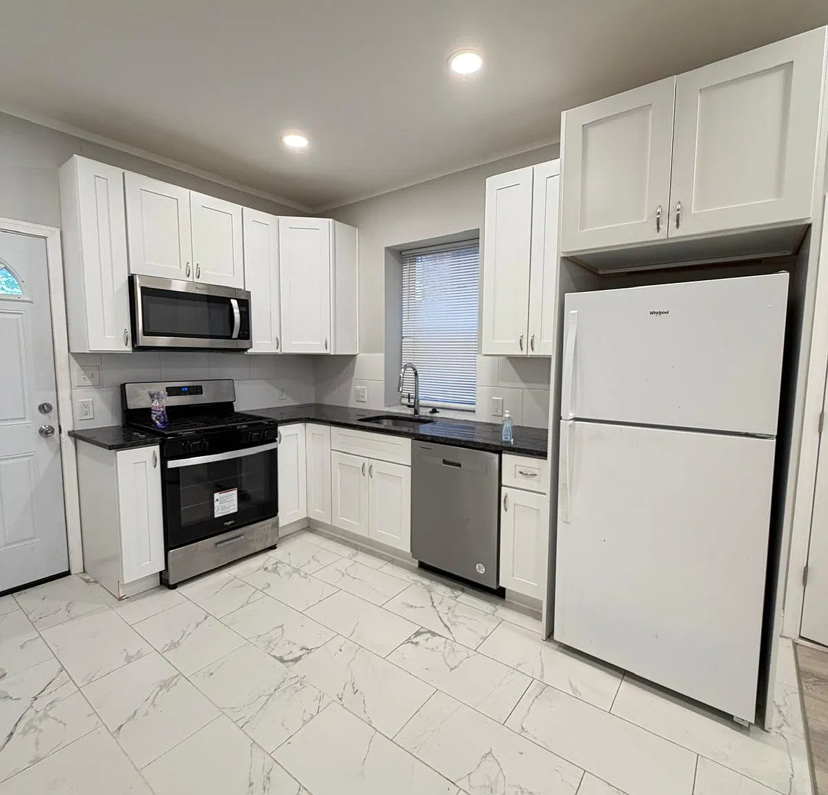 3 bed, 2.5 bath, 1000 sqft, $1,975 — Photo 1