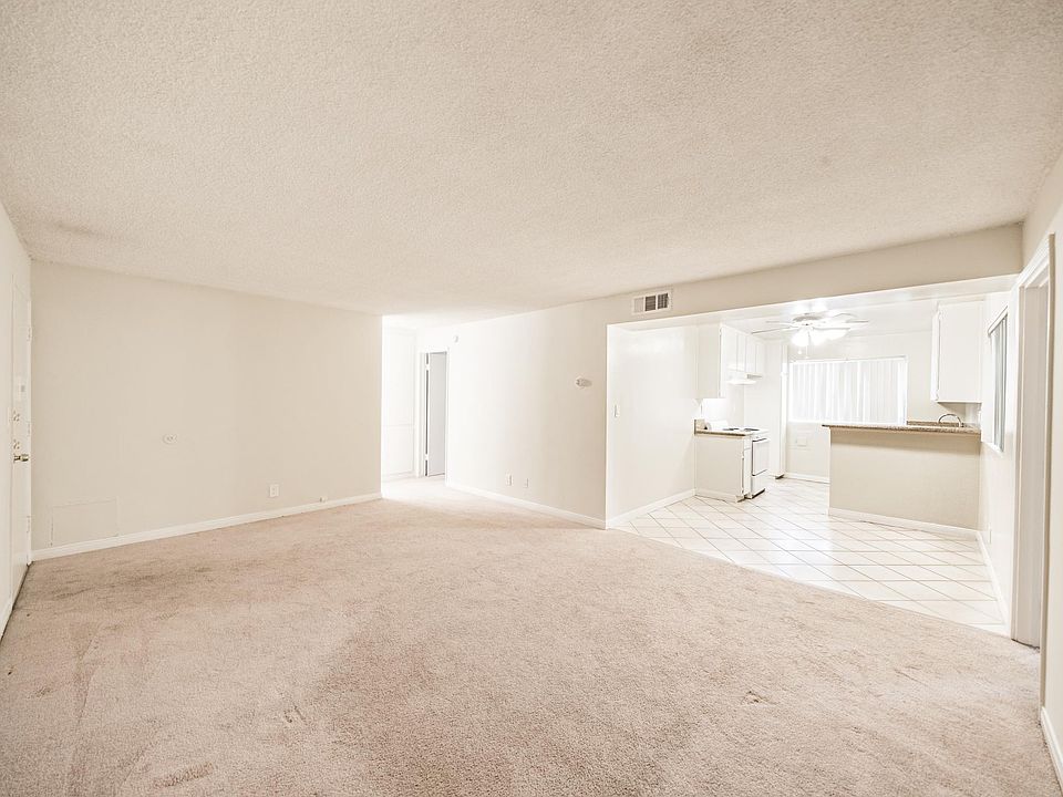 1st image of 6121 Woodman Ave #318