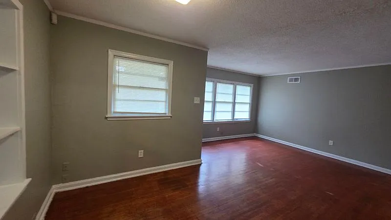 Inviting 3-Bedroom Home with Two Living Areas & Stylish Kitchen — Photo 2