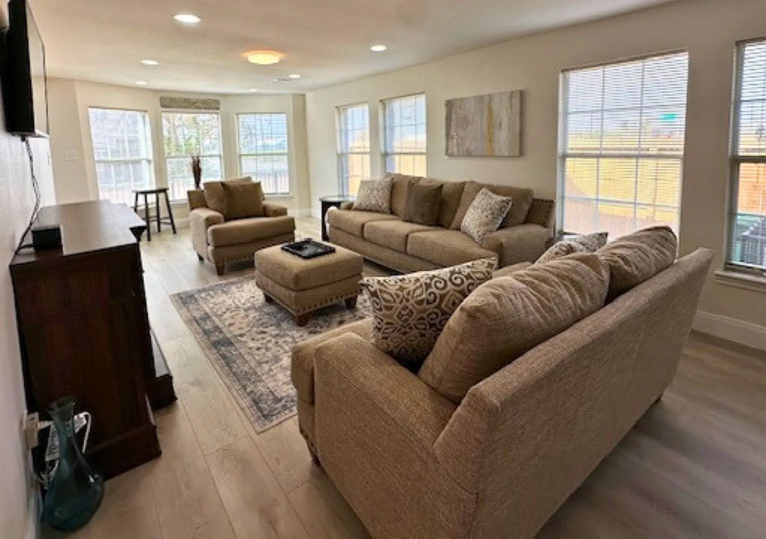3020 Hardy St — Photo 1