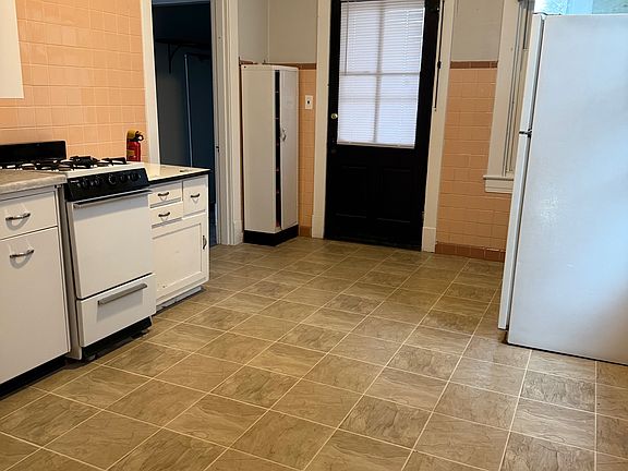 5th image of 1002 Charles St #2