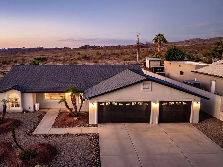 2811 Oakridge Dr — Photo 5