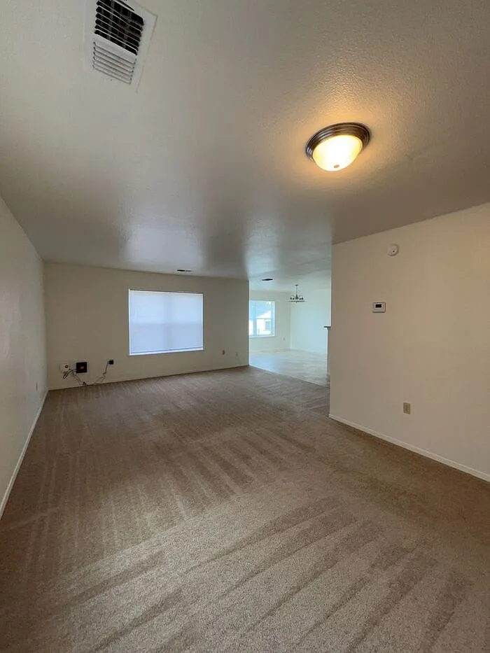 3 bed, 2.5 bath, 1328 sqft, $1,696 — Photo 2