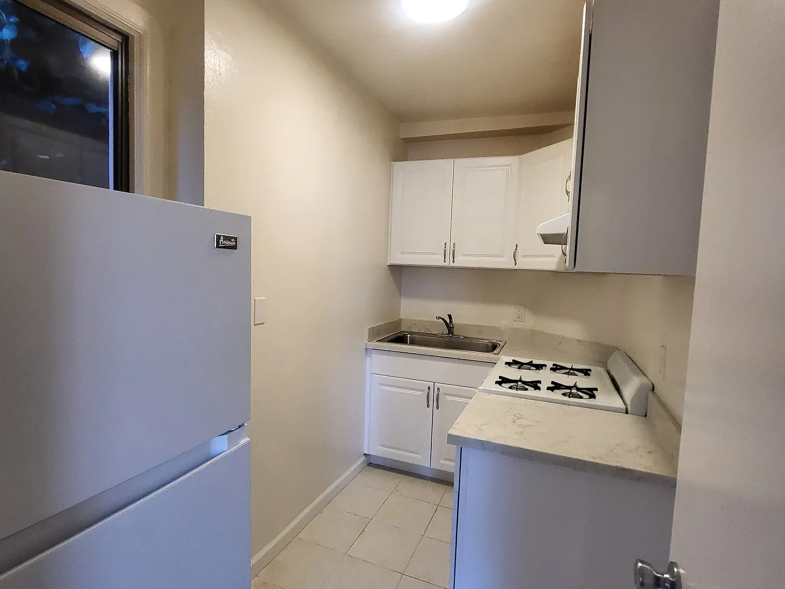 Studio, 400 sqft, $2,100 — Photo 3