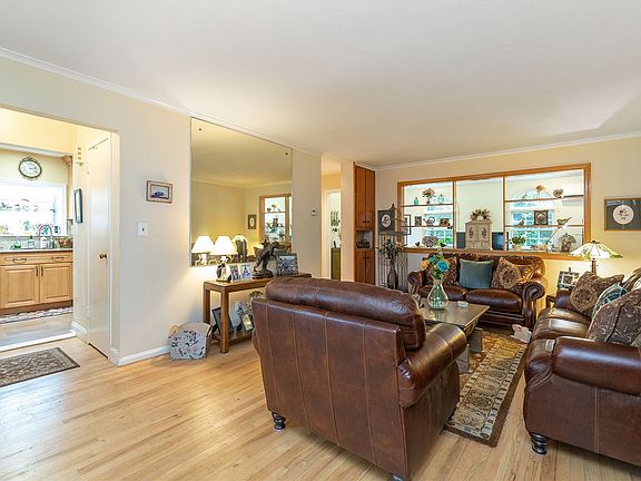 4th image of 527 Dogwood Ave