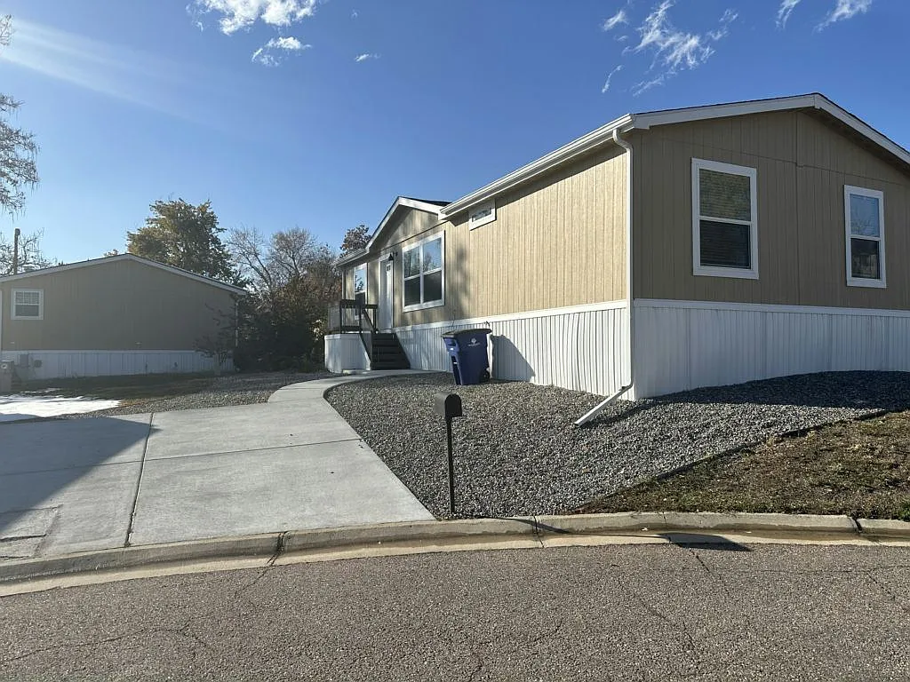 3 bed, 2.0 bath, 1123 sqft, $2,051 — Photo 1