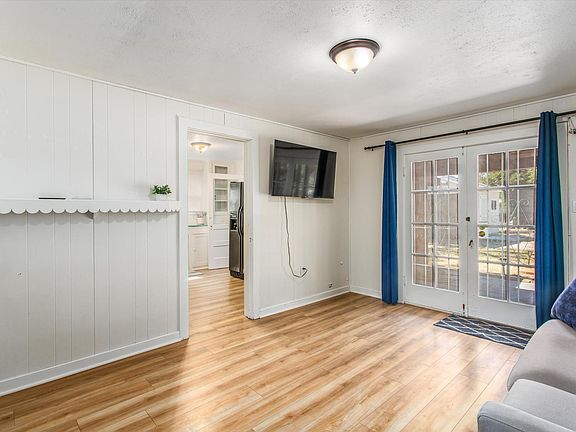 4th image of 1359 1/2 Jasper Ave