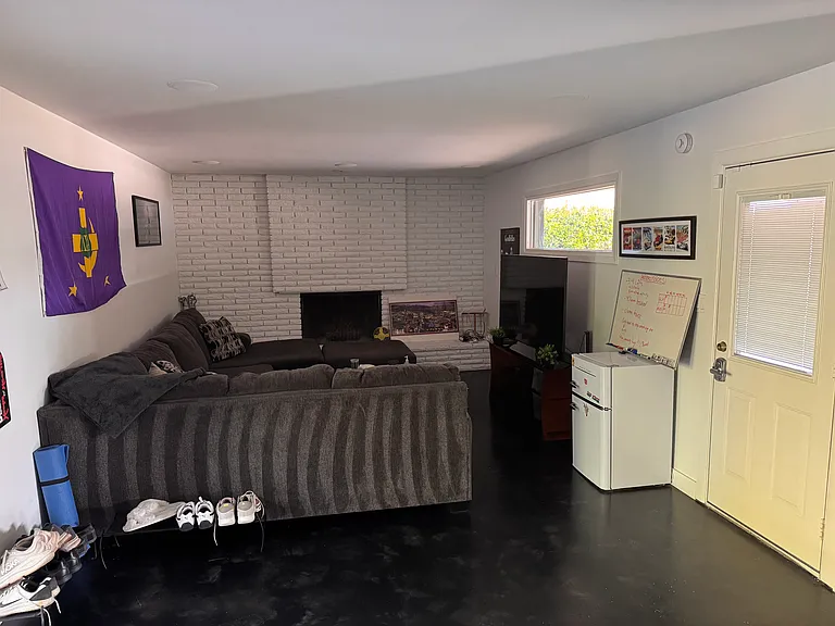 1054 E Fairmont Dr — Photo 8