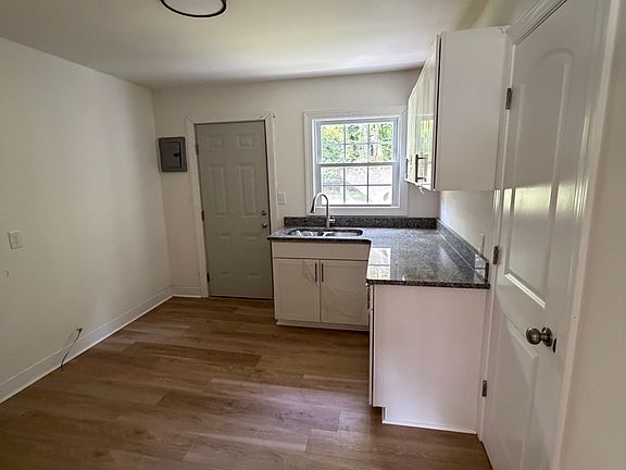 4th image of 217 Carter St #A