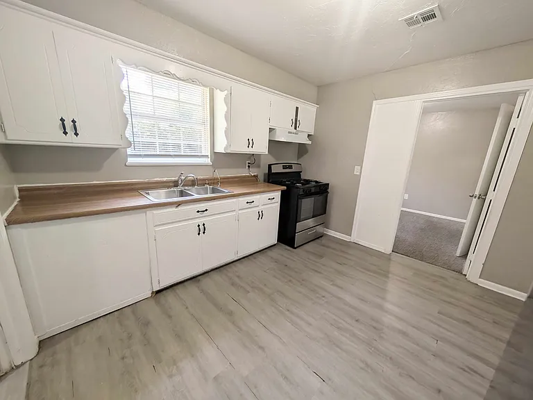 1025 Hoyt Ave — Photo 5